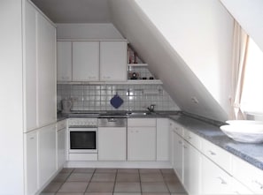 Køleskab, ovn, opvaskemaskine, kaffe-/temaskine