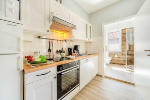 Kühlschrank, Mikrowelle, Ofen, Geschirrspüler