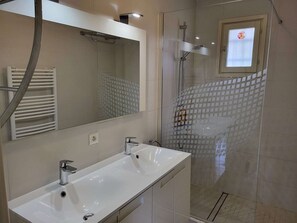 Combined shower/bathtub - Villa in Saint-Couat with Private Pool (Saint Couat d'Aude)