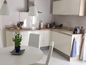 Kjøleskap, mikrobølgeovn, ovn og kokeplater