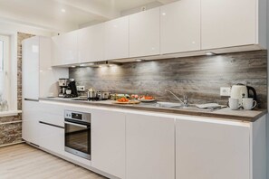 Kühlschrank, Mikrowelle, Ofen, Geschirrspüler