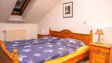 1 quarto, berço de viagem, roupa de cama