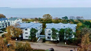 A coastal hotel with multiple-story buildings, balconies, and a view of the sea. - Arkona Beach, Deutschland (Breege)