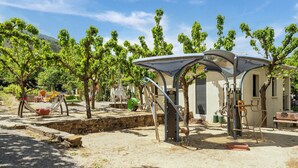 Une aire de jeux dotée de divers équipements, d’un espace de repos abrité et d  ’un bâtiment portant une enseigne.