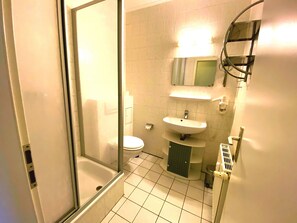 Regadera y papel de baño 