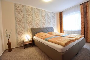 2 bedrooms, travel cot, WiFi, bed sheets