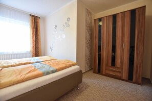 2 Schlafzimmer, Reisekinderbett, WLAN, Bettwäsche