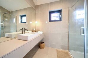 Douche, sèche-cheveux, serviettes fournies