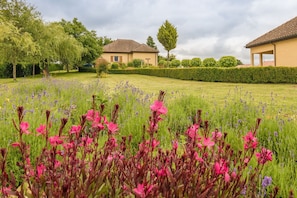 Property grounds - Modern holiday home with swimming pool (St Nexans)