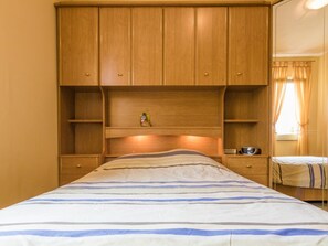 2 bedrooms, iron/ironing board, WiFi