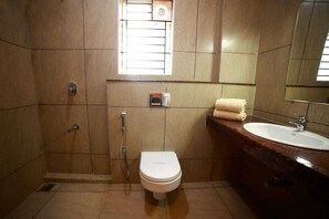 Regadera y amenidades de baño gratuitas 