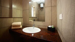 Shower, free toiletries