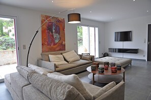 Chimenea, futbolito, mesa de ping pong