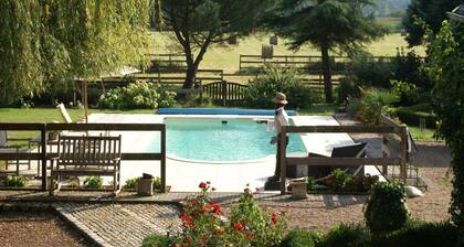 Refuge au bord de la riviĂšre Ă Cinais