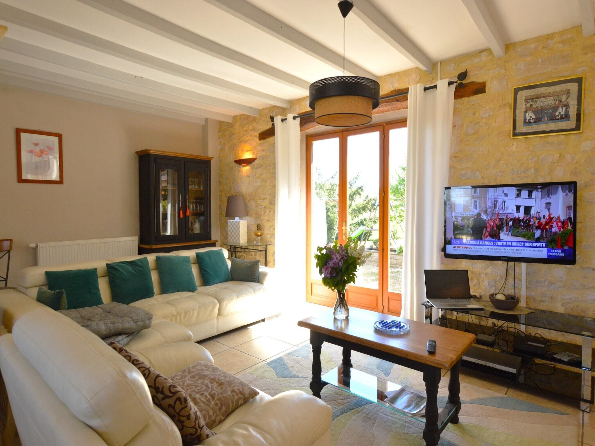 Una televisión, una chimenea, un reproductor de DVD