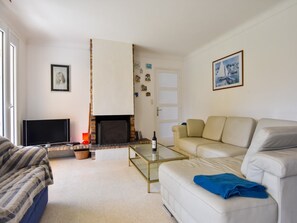 Een televisie en een open haard