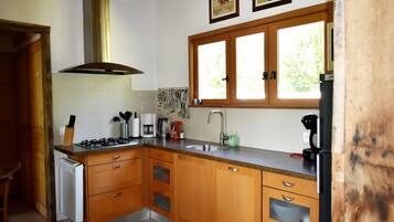 Kjøleskap, mikrobølgeovn, kokeplater og oppvaskmaskin