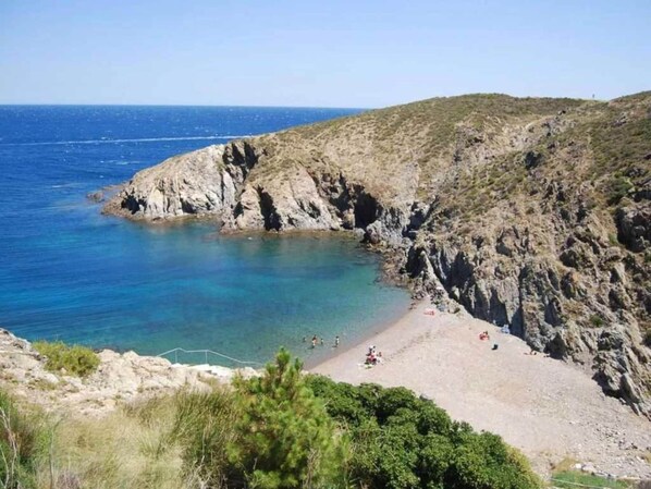 Una spiaggia nelle vicinanze