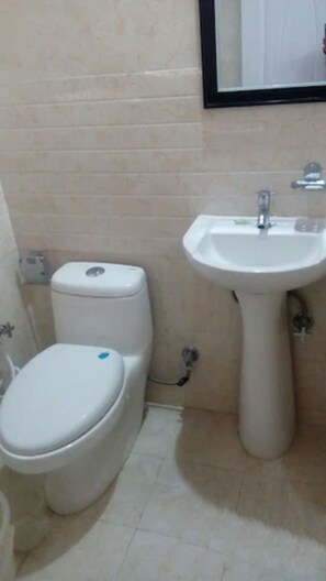 Shower, rainfall showerhead, free toiletries, bathrobes