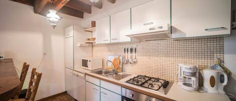 Frigorífico, microondas, horno y placa de cocina