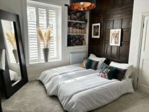 2 dormitoris, escriptori, planxa i posts de planxar i wifi gratuïta