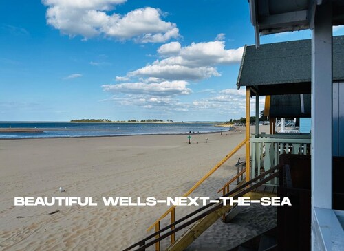 Dog-Friendly historic cottage and beach hut at the gateway to the Norfolk coast