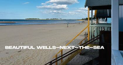 Dog-Friendly historic cottage and beach hut at the gateway to the Norfolk coast