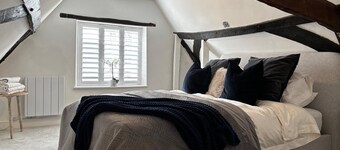 Dog-Friendly historic cottage and beach hut at the gateway to the Norfolk coast
