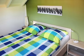 3 bedrooms, travel crib, WiFi, wheelchair access