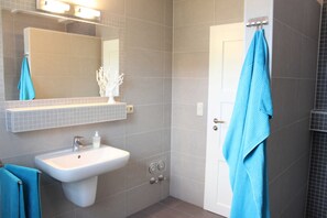 Shower, hair dryer, soap - Ferienwohnung 5 - Ferienhaus Luise Urlaubslust Trassenheide (Trassenheide)