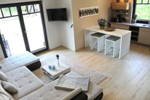 TV, fireplace