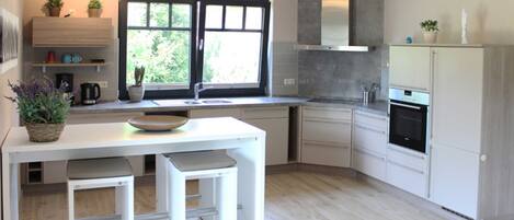 Køleskab, ovn, opvaskemaskine, kaffe-/temaskine