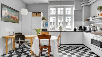 Fridge, oven, stovetop, dishwasher