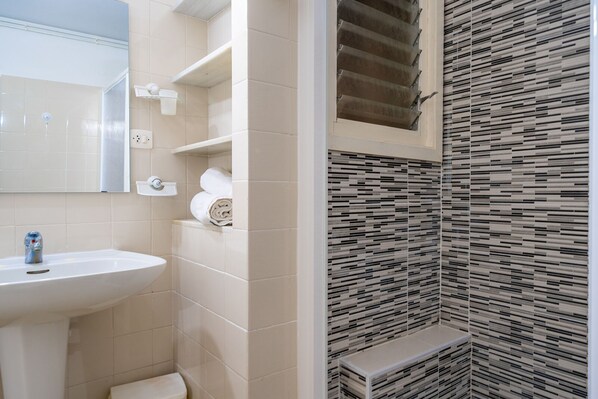 A bathroom with a sink, toilet, and shower area. - Villa Natura | Beachfront Private Pool BBQ Air Conditioning Ideal for Families (Tossa de Mar)