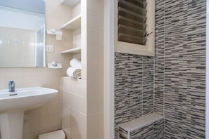 Dusche, Haartrockner, Bidet, Handtücher