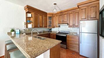 Een koelkast, een microgolfoven, een oven, een kookplaat