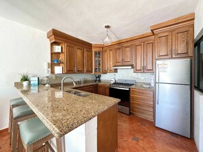 Een koelkast, een microgolfoven, een oven, een kookplaat