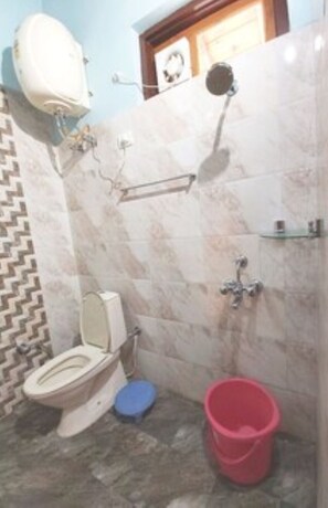 Shower, rainfall showerhead, free toiletries, bathrobes - Goroomgo Sapphire Inn Bhimtal (Nainital)