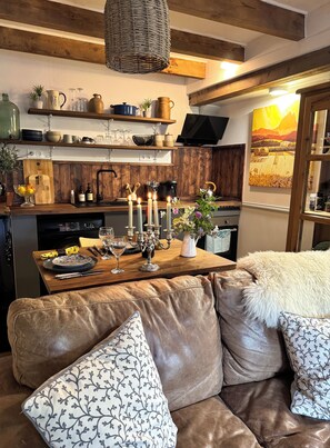 TV, books, music library - Laid Back Luxury in a Stunning Village, Walking Distance to Restaurants (Port-d'Envaux)