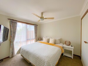 3 bedrooms, iron/ironing board, WiFi, bed sheets - Spectacular ocean, mountain and farm views at Karinya Beach House (Coronet Bay)