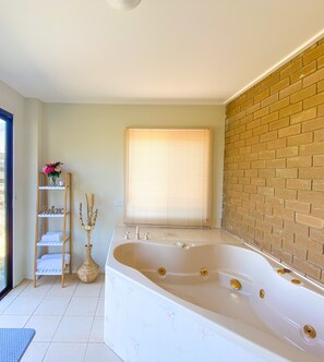 Shower, hair dryer, towels, soap - Spectacular ocean, mountain and farm views at Karinya Beach House (Coronet Bay)