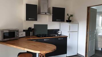 Fridge, oven, stovetop, coffee/tea maker