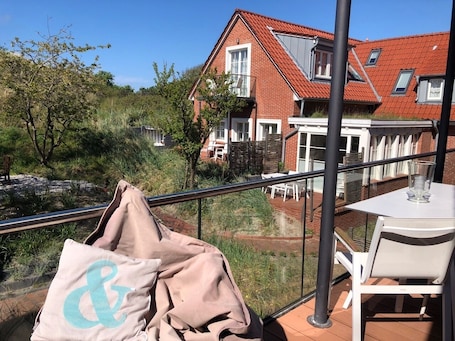 Outdoor dining. Spacious vacation apartment for 2 people