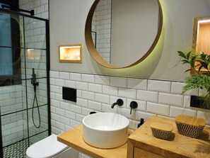 Shower, hair dryer, towels, soap - Chic Miracruz, new apartment in Gros (Donostia)
