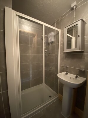 Douche, serviettes fournies, savon, papier de toilette