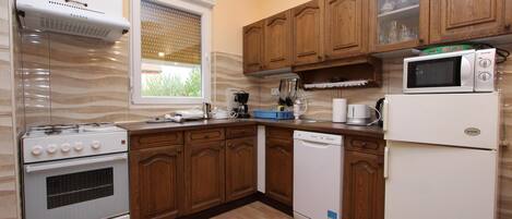 Apartamento, 3 habitaciones, balcón | Cocina privada | Frigorífico, microondas, horno y placa de cocina