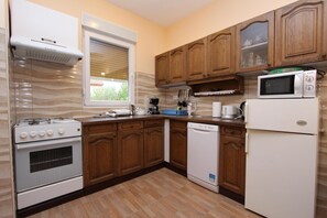 Apartment, 3 Bedrooms, Balcony | Private kitchen | Fridge, microwave, oven, stovetop - Apartment Oto (Pula)