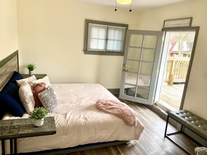 Classic House | 9 bedrooms, desk, soundproofing, free WiFi - The Aquarium Chateau - With Private Yard & Parking, Near Falls, Casino by Niagara Hospitality (Niagara Falls)