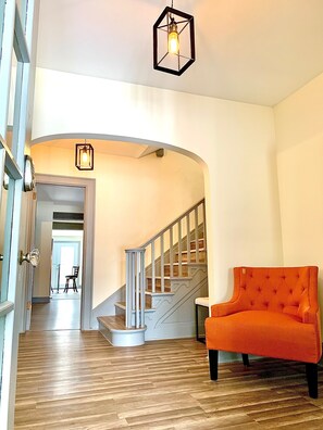 Classic House | 9 bedrooms, desk, soundproofing, free WiFi - The Aquarium Chateau - With Private Yard & Parking, Near Falls, Casino by Niagara Hospitality (Niagara Falls)