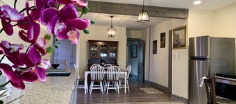 The Aquarium Chateau - With Private Yard & Parking, Near Falls, Casino by Niagara Hospitality